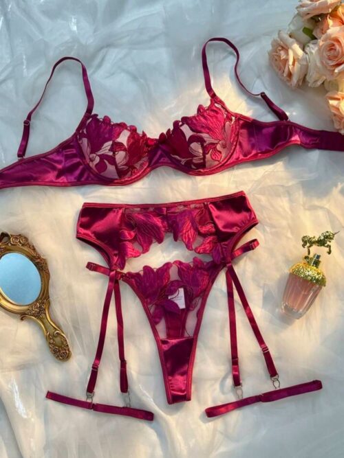 Conjunto em renda e cetim com cinta liga - M